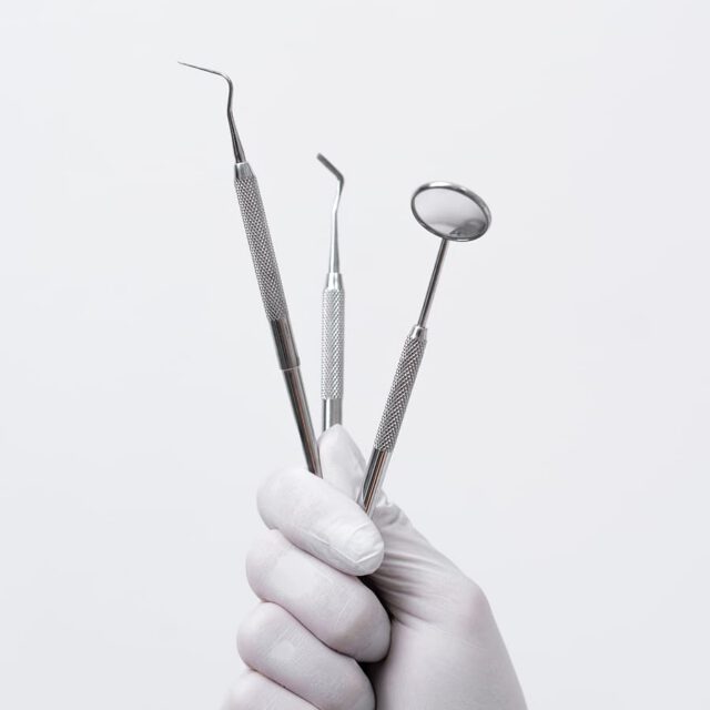 close-up-dentist-instruments-2 1 https://sorridiallavita.it/wp-content/uploads/2026/03/close-up-dentist-instruments-2-1-640x640.jpg