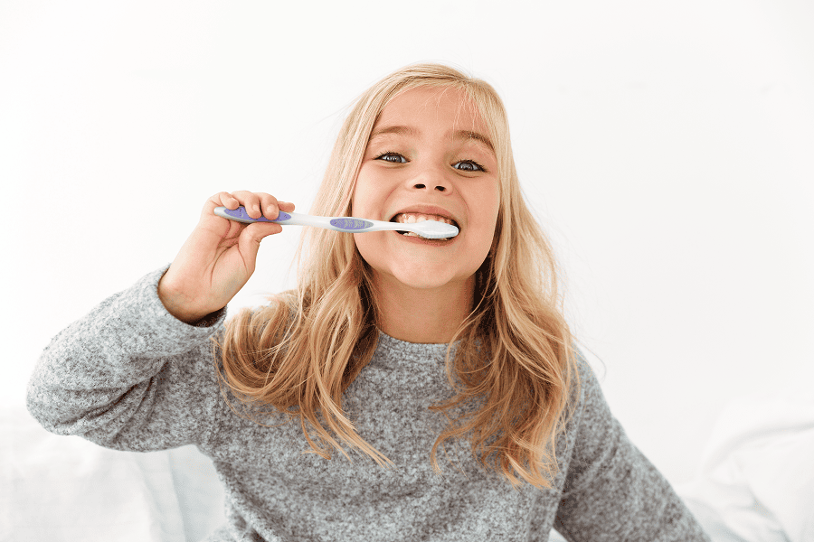 https://sorridiallavita.it/wp-content/uploads/2026/03/close-up-portrait-cute-kid-gray-pajamas-brushing-her-teeth-1.png