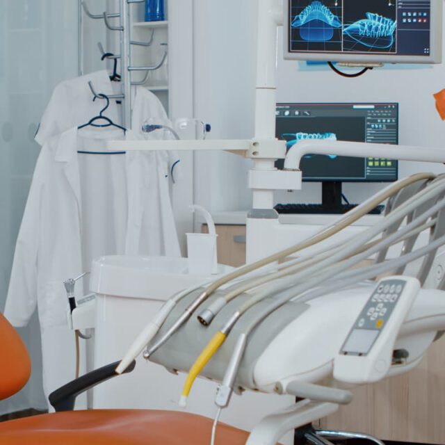 revealing-shot-orthodontic-chair-with-nobody-teeth-x-ray-images-modern-display 1 https://sorridiallavita.it/wp-content/uploads/2026/03/revealing-shot-orthodontic-chair-with-nobody-teeth-x-ray-images-modern-display-1-640x640.jpg