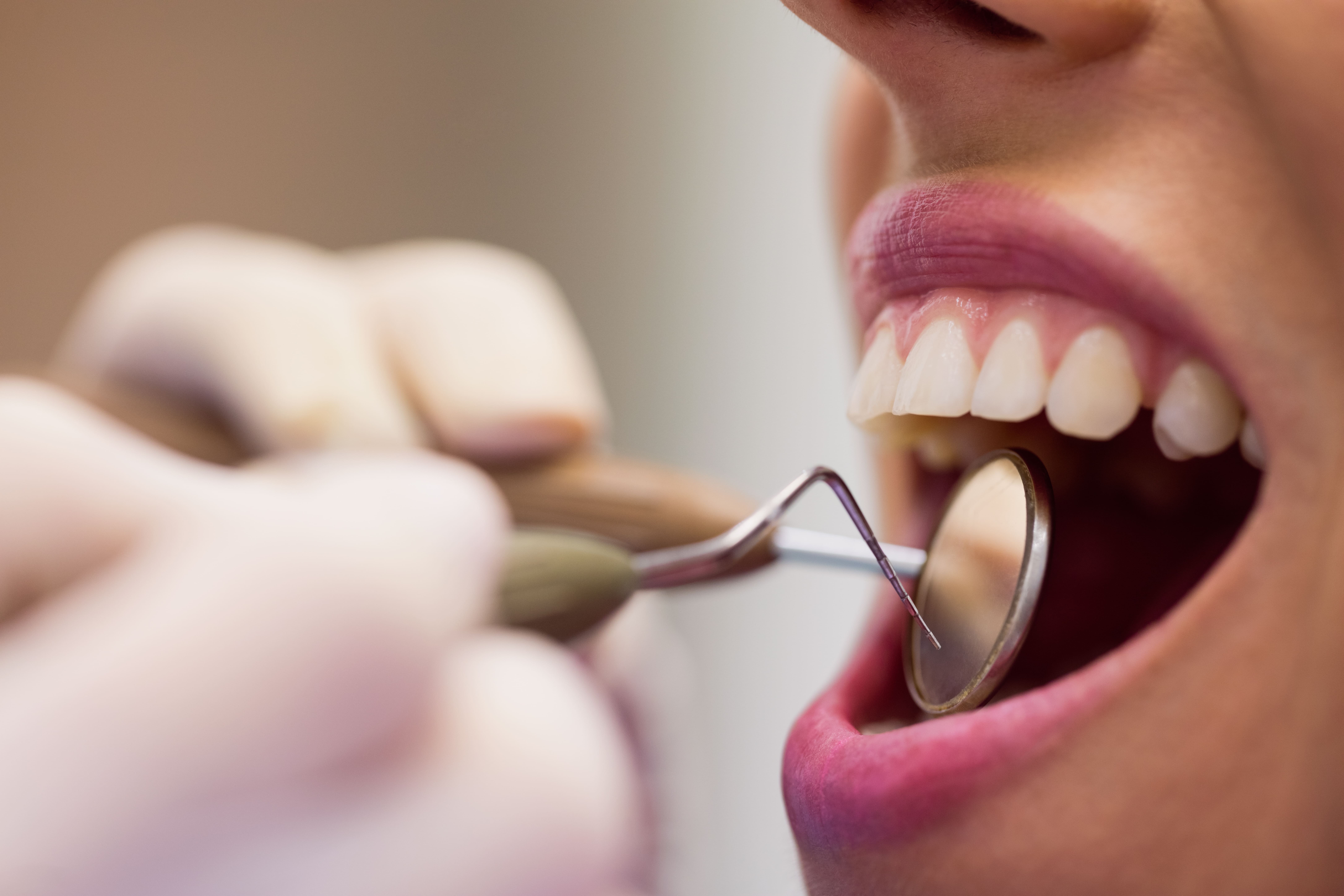 https://sorridiallavita.it/wp-content/uploads/2026/04/dentist-examining-female-patient-with-tools-1.jpg