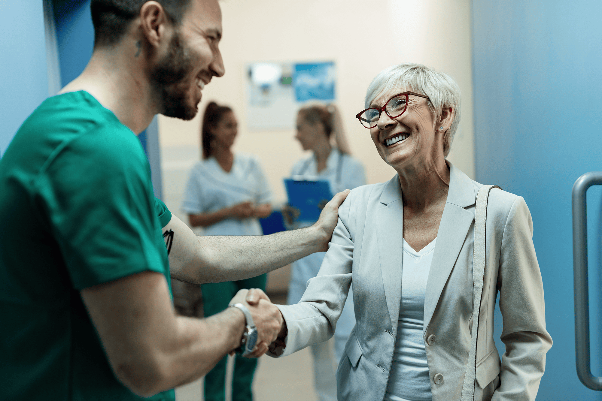 https://sorridiallavita.it/wp-content/uploads/2026/07/happy-surgeon-senior-woman-handshaking-while-greeting-lobby-clinic-focus-is-woman-1.png
